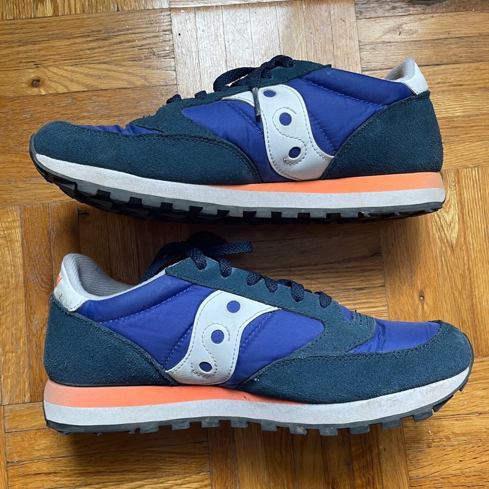 Lightweight Saucony on trend sneakers. Men’s 8.5. Women’s 10/10.5. Unisex.